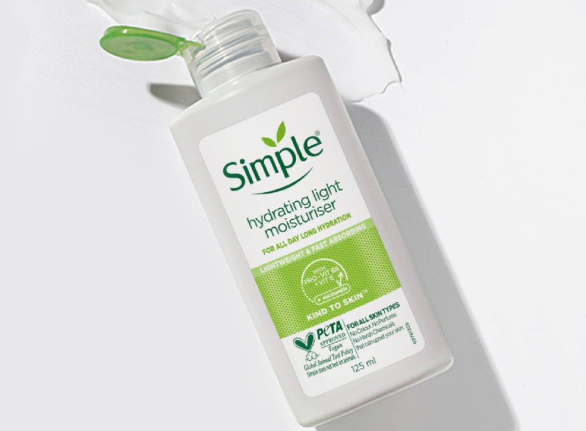 A bottle of Simple Hydrating Light Moisturiser, featuring a green pump lid, with text highlighting its lightweight and fast-absorbing qualities.